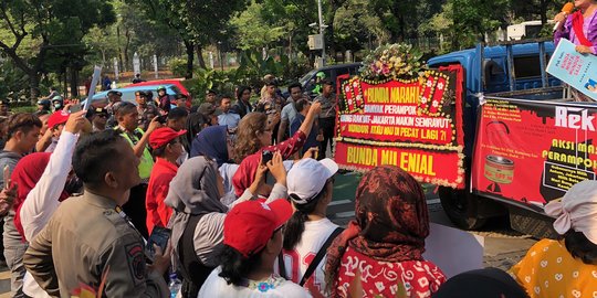 Massa Demo di Balai Kota, Tuntut Anies Buka Dokumen Usulan RAPBD DKI 2020