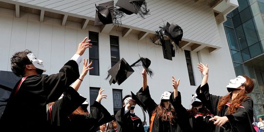 Ribuan Mahasiswa Hong Kong Pakai Topeng Saat Wisuda