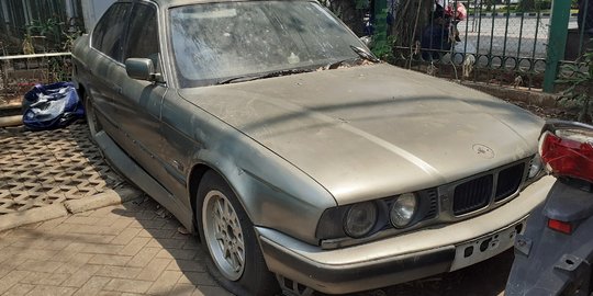 Mobil BMW ini Sudah 4 Tahun Ditinggal Pemilik di Parkiran Monas