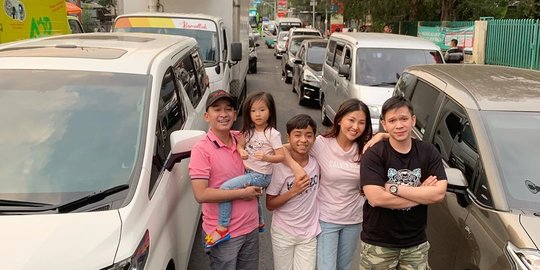 Terjebak Macet di Puncak, Foto Keluarga Ruben di Tengah Jalan Raya Curi Perhatian