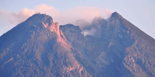 Semburan Awan Panas Merapi Sebabkan Hujan Abu di Boyolali dan Magelang