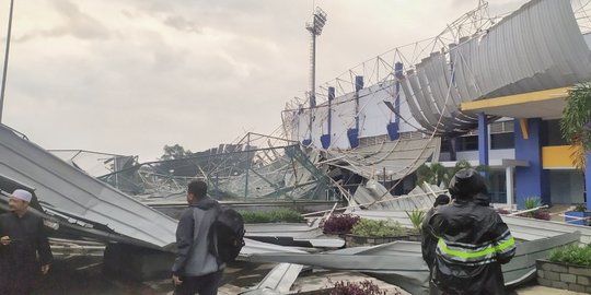 Stadion Arcamanik Bandung Porak Poranda Diterjang Angin Kencang