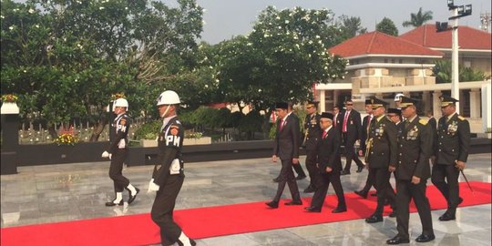 Presiden Jokowi Pimpin Upacara Peringatan Hari Pahlawan di TMP Kalibata