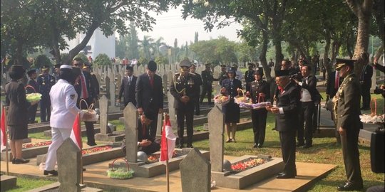 Usai Upacara, Jokowi dan Ma'ruf Amin Tabur Bunga di Makam Pahlawan