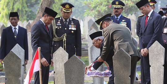 Hari Pahlawan, Jokowi-Ma'ruf Tabur Bunga di TMP Kalibata