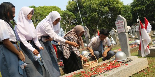 Kenang Jasa Pahlawan, Pelajar Ziarah di TMP Kalibata