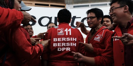 Aksi Politikus PSI Lempar Dokumen RAPBD Surabaya Berujung Minta Maaf dan Damai