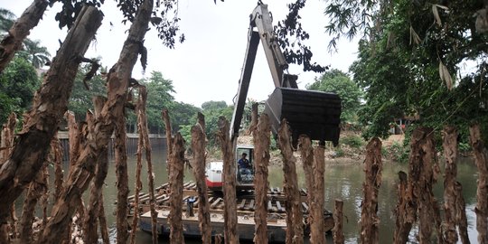 Pembuatan Tanggul Antisipasi Banjir di Sungai Ciliwung