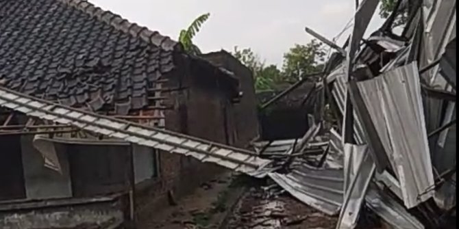 Sejumlah Pohon Tumbang Di Sukoharjo Akibat Hujan Es Dan