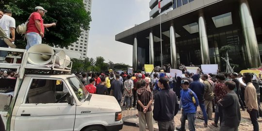 Perusahaannya Diblokir, Sejumlah Karyawan Gelar Unjuk Rasa di Gedung KPK