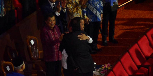 Pelukan Jokowi dan Surya Paloh Warnai HUT ke-8 Partai NasDem