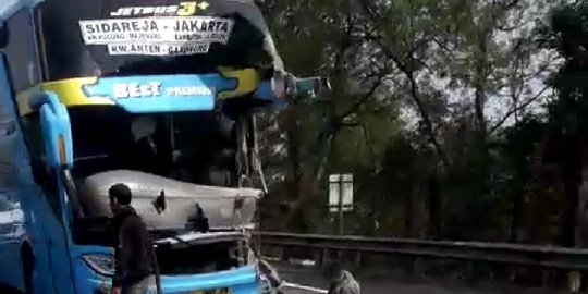 Bus Penumpang Tabrak Truk Bawa Semen di KM 97 Cipularang