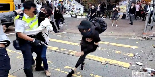 Detik-Detik Polisi Tembak Demonstran di Hong Kong