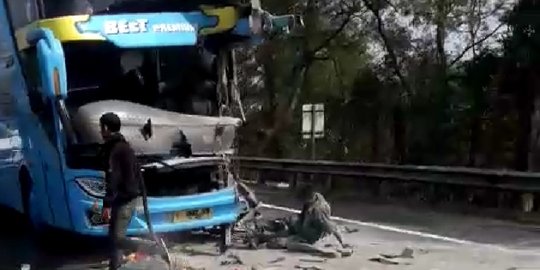 Kecelakaan di KM 97 Cipularang Tewaskan 1 Orang, Sopir Bus Diduga Ngantuk