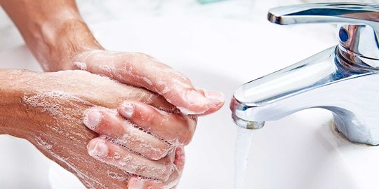 Pakar Kesehatan Ingatkan Bahwa Hand Sanitizer Tak Bisa Ganti Cuci Tangan dengan Sabun