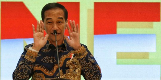 Hadiri Pameran, Jokowi Terkesan dengan Foto Dirinya Gendong Anak Papua