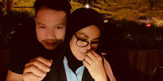 Sarita Abdul Mukti Dipeluk Vicky Prasetyo, Jadian?