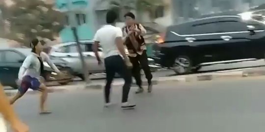 Viral Video Polisi di Palembang Adu Jotos dengan 2 TNI di Jalan