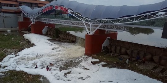 Bendung Karet Tirtonadi Solo Dipenuhi Limbah Busa Rumah Tangga