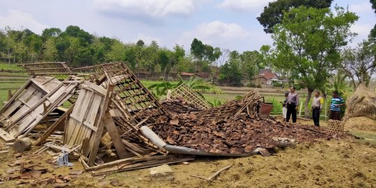 Angin Kencang Terjang Ngawi, Genting Rumah Beterbangan