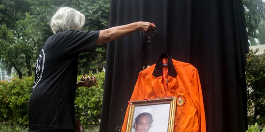 Tabur Bunga Peringati 21 Tahun Tragedi Semanggi Satu