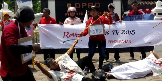 iuran buruh geruduk dprd sukoharjo rev1