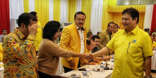 Lewat Pantun, Airlangga Ajak Kader Bersatu Besarkan Golkar