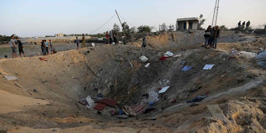 Lubang Raksasa Bekas Serangan Udara Israel di Jalur Gaza