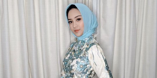 Kerap Tampil Seksi, Penampilan Baru Anya Geraldine Kenakan Hijab Tuai Pujian