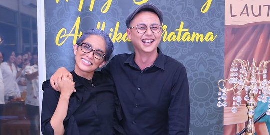 Berdandan Seperti Orang Tua, Sandal yang Dipakai Andhika Pratama Bikin Melongo