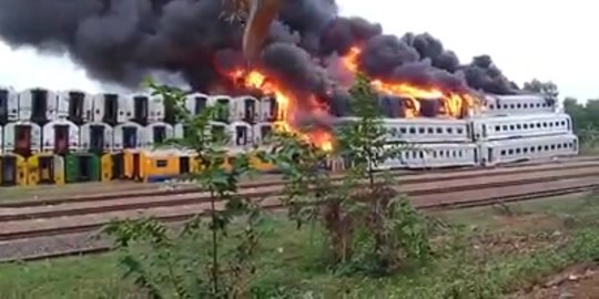 Kuburan Gerbong Kereta Api di Stasiun Purwadadi Subang Dilalap Si Jago Merah