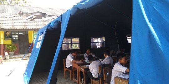 Atap Ruang Kelas Rusak Diterjang Puting Beliung, Siswa SD di Serang Belajar di Tenda