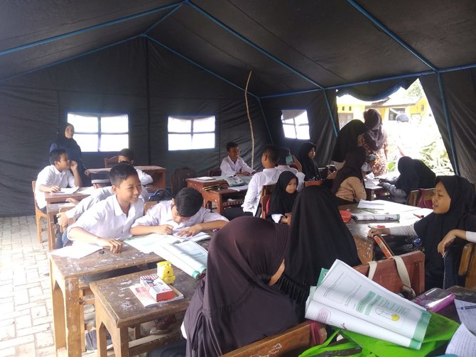 siswa sdn di serang belajar di tenda