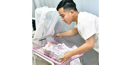 anak keduanya yang baru lahir rev1