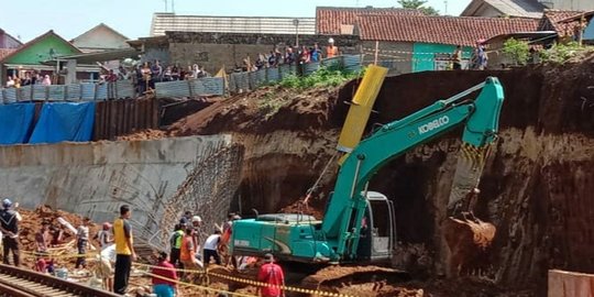 Lima Pekerja Tertimbun Longsor Proyek Double Track Bogor-Sukabumi, 2 Tewas