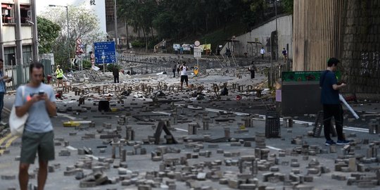 Penampakan Batu Bata Demonstran Hong Kong yang Membanjiri Jalan