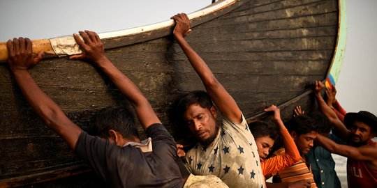 Kapal Pengungsi Rohingya Tenggelam di Teluk Bengali, 122 Penumpang Selamat