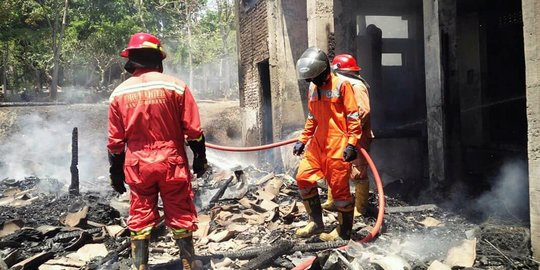 Diduga Gas Bocor, Pabrik Kerupuk Ludes Terbakar Saat Proses Penggorengan