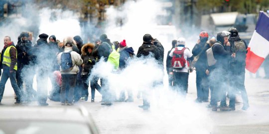 Peringati Setahun Gerakan Rompi Kuning, Massa dan Polisi Ricuh di Paris