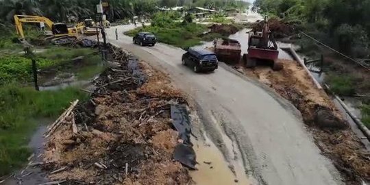 Tenggelam 12 Meter, Tronton Muatan Cangkang Belum Bisa Diangkat