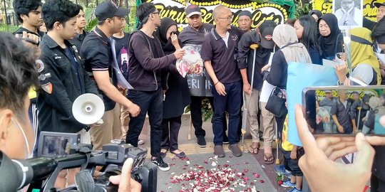 Keluarga Korban Grabwheels Lakukan Aksi Tebar Bunga