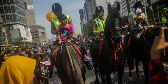 Ramainya Warga Berebut Foto Bareng Kuda Polisi di CFD Bundaran HI