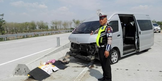 Ban Mobil Meletus di Jalan Tol, 1 Penumpang Tewas dan 7 Luka-luka