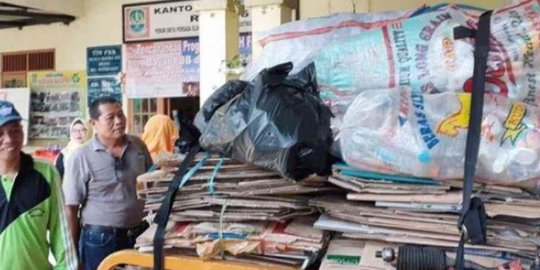 Warga Bekasi Bayar Pajak Bumi dan Bangunan Pakai Sampah