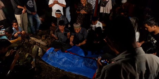 Jenazah Bomber Mapolrestabes Medan Dimakamkan di Kuburan Nenek