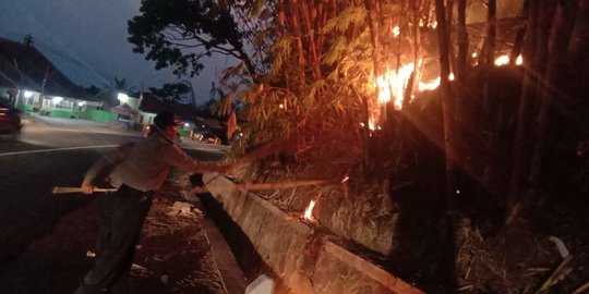 Satu Hektare Lahan di Batas Kota Garut dan Kabupaten Bandung Terbakar