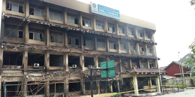 Sempat Padam, Api Kembali Muncul di Gedung SMK Yadika Bekasi