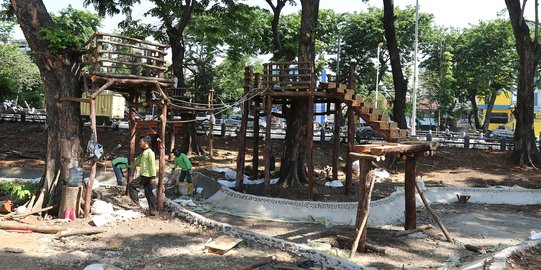 Menengok Pembangunan Taman Dilengkapi Kolam dan Rumah Pohon di Tomang