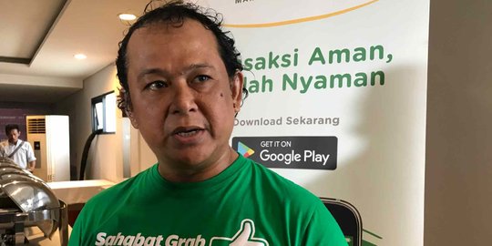 Kisah Haru Henri, Driver GrabCar Dapat Hadiah Umrah Bersama Istri