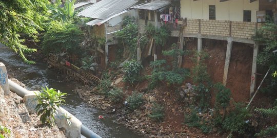 Bahaya Longsor Ancam Rumah Warga di Bantaran Kali Cijantung